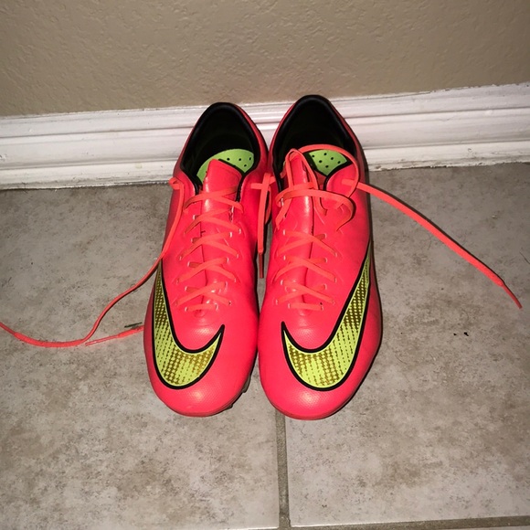 hot pink nike cleats